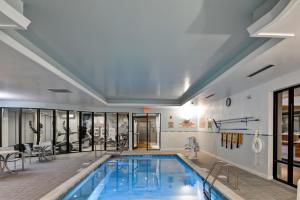 una piscina en un edificio con piscina en SpringHill Suites Cincinnati Airport South, en Florence