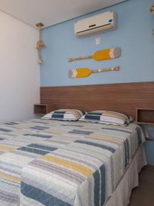 A bed or beds in a room at Chaleville 2301, Praia do maramar, luis correia