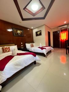 - une chambre avec deux lits et un plafond dans l'établissement Mariafe Inn, à Puerto Princesa