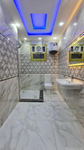 een badkamer met een toilet en een wastafel bij شقق مفروشه تشطيب مودرن علي النيل in Caïro