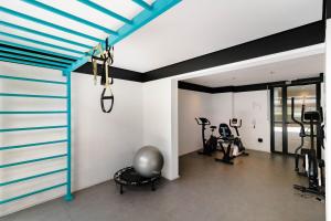 un gimnasio con paredes azules y blancas y máquinas de ejercicio en Vita Bom Retiro, en São Paulo