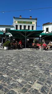 een restaurant met tafels en stoelen voor een gebouw bij Hani i Gjelit Hotel, Korce in Korçë