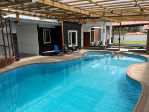 une grande piscine d'eau bleue dans l'établissement Casa vacacional con piscina, 