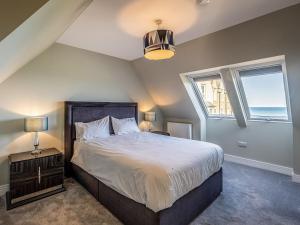 Un dormitorio con una cama grande y una ventana en Murlin en Collieston