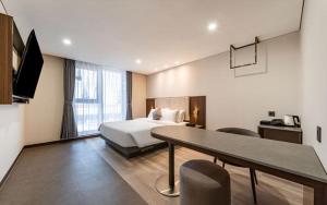 Postel nebo postele na pokoji v ubytování Hound Hotel Gijang Osiria + 37 fotografií