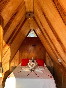 Ecocampingdage في Catimbau: غرفة نوم بسرير في العلية