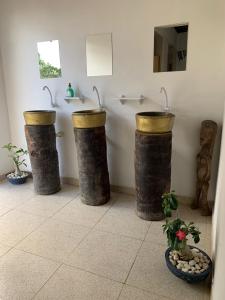 Ecocampingdage في Catimbau: حمام مع مغسلتين ودورتين مياه