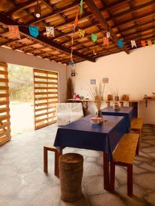 Ecocampingdage في Catimbau: غرفة معيشة مع طاولة وكراسي زرقاء