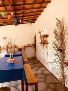 Una habitación con una mesa azul en una habitación en Ecocampingdage, en Catimbau