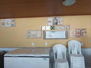 a kitchen with two chairs and a table and a counter at ESPACO LEÃO EVENTOS, Chácara para eventos, lazer ou descanso in Rio Branco