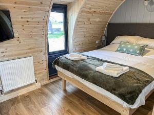 um quarto com uma cama com duas toalhas em Barrow View - Uk43775 em South Barrow