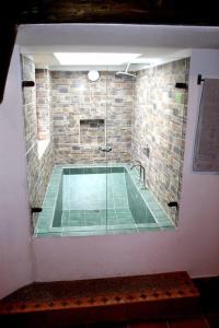 een grote badkamer met een bad en een douche bij Ecohotel Buenavista in Villa de Leyva