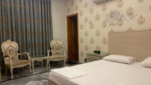 Een bed of bedden in een kamer bij Midways Guest House and Hotels