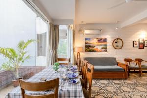 オールド･ゴアにあるHideAway 1BHK, Parra, North Goa (STU)のテーブルとソファのあるリビングルーム +43枚の写真