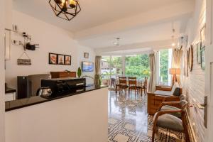 オールド･ゴアにあるHideAway 1BHK, Parra, North Goa (STU)のテーブルと椅子のあるキッチンとリビングルーム