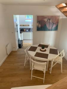 Una mesa y sillas en una habitación con cocina. en Maison de charme ,Indépendante, en Montigny-sur-Loing