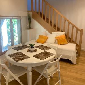 Habitación con mesa, cama y escalera. en Maison de charme ,Indépendante, en Montigny-sur-Loing