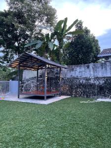 新古毛的住宿－Kiri Kanan Bukit Homestay Kuala Kubu Bahru 左林右舍，围墙旁的院子中的凉亭