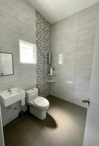 un bagno con un water bianco e un lavandino di Kiri Kanan Bukit Homestay Kuala Kubu Bahru 左林右舍 a Kuala Kubu Baharu