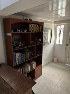 una estantería llena de libros en una habitación en APTO DOS ALCOBAS MESETA en Bucaramanga
