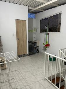 Habitación con paredes blancas y puerta de madera. en APTO DOS ALCOBAS MESETA en Bucaramanga