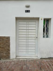 una puerta de garaje con un reloj encima en APTO DOS ALCOBAS MESETA en Bucaramanga