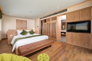 Postel nebo postele na pokoji v ubytování The Five Villas & Resort Ninh Binh