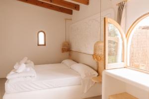 Pokój z łóżkiem i oknem w obiekcie Claudia by Nura w mieście Campos