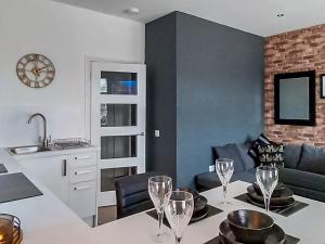 cocina y sala de estar con mesa y copas de vino en Castlegate en Lanark