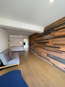 een kamer met een houten muur bij yunoya-yunoya- - Vacation STAY 14457 in Amami