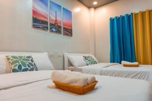 Un pat sau paturi într-o cameră la GT Seaside Inn