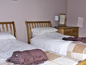 twee bedden naast elkaar in een slaapkamer bij The Old Stables in West Ashby