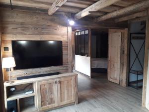 a living room with a flat screen tv in a cabin at Appartement Morillon Village, 4 pièces, 7 personnes - FR-1-412-89 in Morillon
