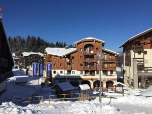 a large building in the snow in front at Appartement Morillon Village, 4 pièces, 7 personnes - FR-1-412-89 in Morillon