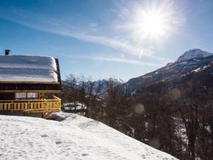 ein gelber Bus, der auf einem schneebedeckten Berg parkt in der Unterkunft Chalet La Salle-les-Alpes, 6 pièces, 10 personnes - FR-1-762-18 in La Salle Les Alpes