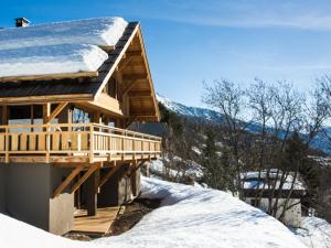 Cabaña de madera con nieve en el techo en Chalet La Salle-les-Alpes, 6 pièces, 10 personnes - FR-1-762-18 en La Salle Les Alpes