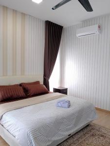 a bedroom with a white bed with a window at Pinevalley Homestay Putrajaya Presint 12 in Putrajaya