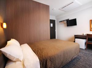 a hotel room with a bed and a desk at Hotel Trend Takatsuki in Takatsuki +30 photos