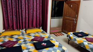 DANDELI CROCODILE EDGE HOME STAY客房内的一张或多张床位