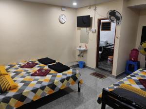 DANDELI CROCODILE EDGE HOME STAY客房内的一张或多张床位