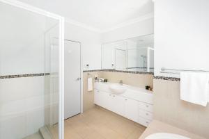 Koupelna v ubytování Redgum Treehouse - Outstanding luxury in the heart of wine country and minutes from the beaches
