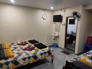 DANDELI CROCODILE EDGE HOME STAY客房内的一张或多张床位