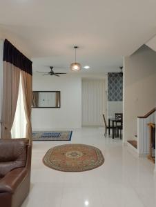ein Wohnzimmer mit einem Sofa und einem Tisch in der Unterkunft Juniper Homestay Putrajaya Presint 11 in Putrajaya