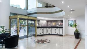 un hall d'un hôtel avec une étoile à l'étage dans l'établissement Imperial Park Hotel, à Buenos Aires