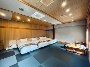 ein Schlafzimmer mit einem großen Bett in einem Zimmer in der Unterkunft Kurobe Sunvalley Hotel in Omachi
