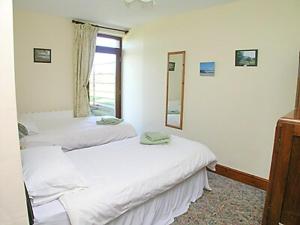 - 2 lits jumeaux dans une chambre avec fenêtre dans l'établissement Gallaber Cottage, à Burton in Lonsdale