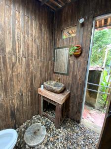 Ba Bể Hada Homestay في Ba Be18: حمام خشبي مع حوض ومرحاض
