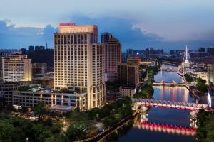 中山中山喜来登酒店的有河流和建筑物的城市景观