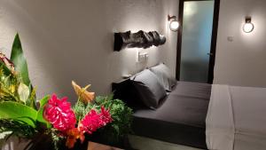 ein Schlafzimmer mit einem Bett mit Blumen auf dem Tisch in der Unterkunft Mawella Cove in Tangalle
