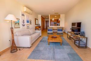 a living room with a couch and a table at Pedra do Jota in Porto Santo